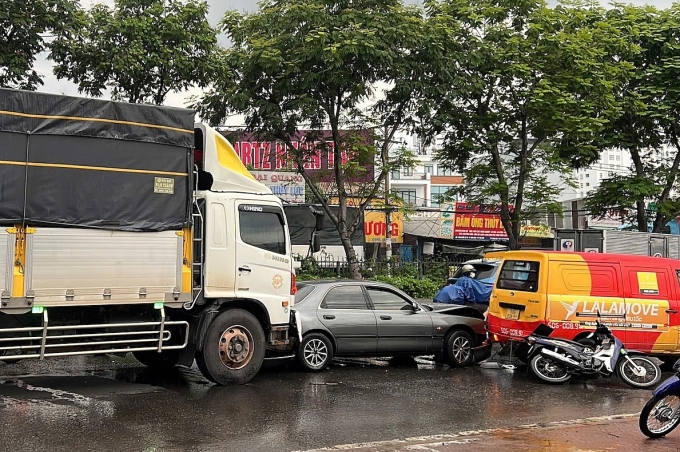 Hiện trường vụ tai nạn với nhiều xe bị va chạm. Ảnh: Đình Văn