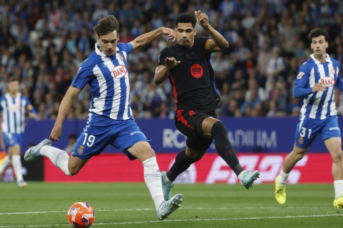 Gonzalez bỏ lỡ cơ hội trong trận Espanyol 0-2 Barca ở vòng 36 La Liga tối 15/5. Ảnh: AP