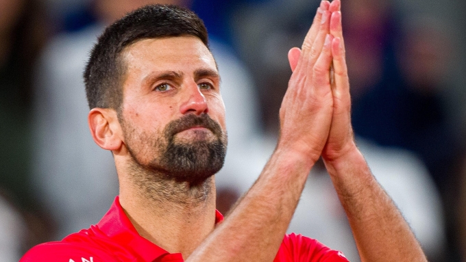 Djokovic chắp tay cám ơn khán giả, sau trận bán kết trên sân Philippe Chatrier, Paris, Pháp tối 6/6. Ảnh: Reuters