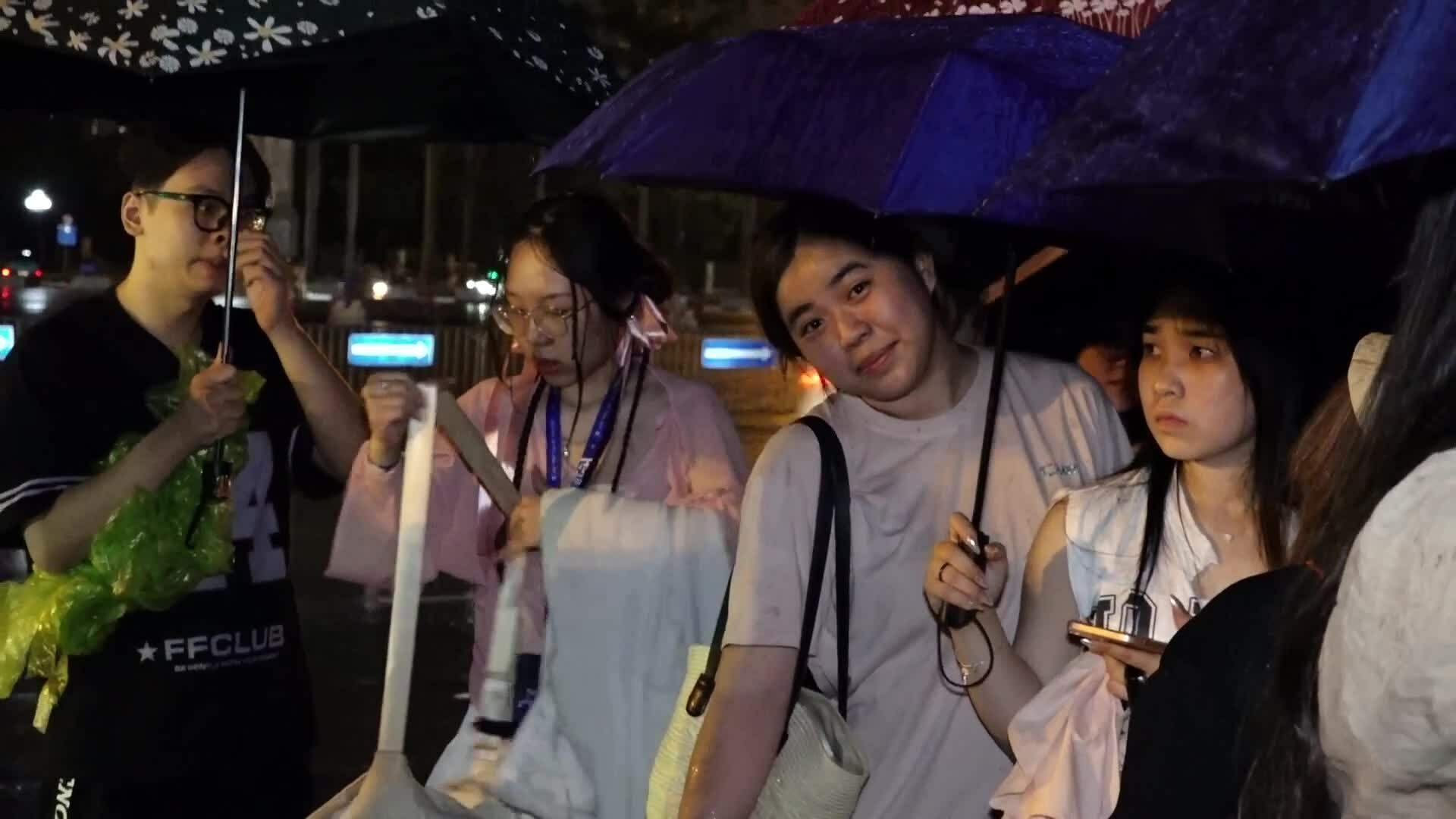 Người hâm mộ chờ đợi concert 'Anh trai say hi'