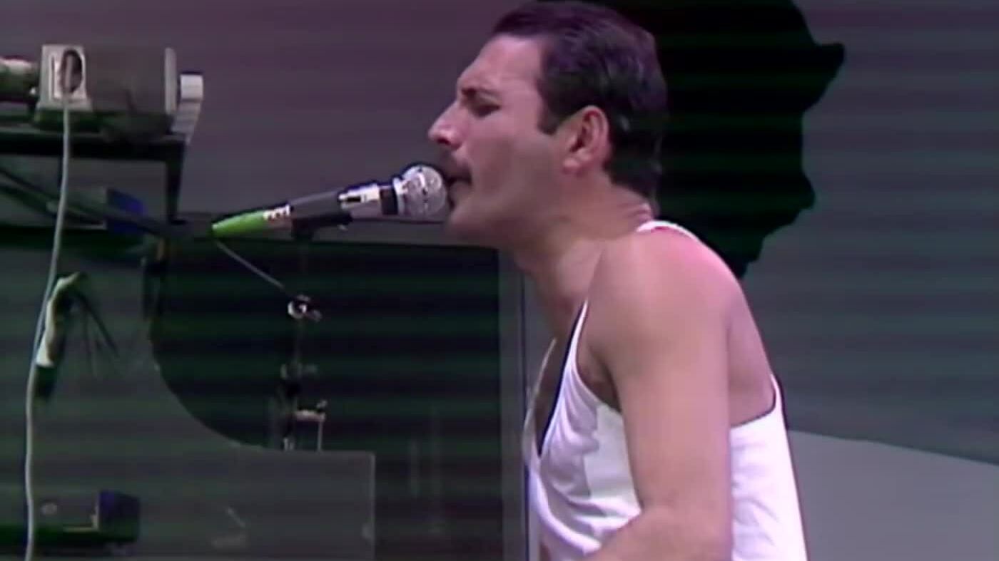 Freddie Mercury hát 'Bohemian Rhapsody' cùng ban nhạc Queen