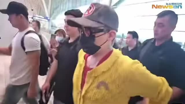 G-Dragon ra sân bay sang Việt Nam