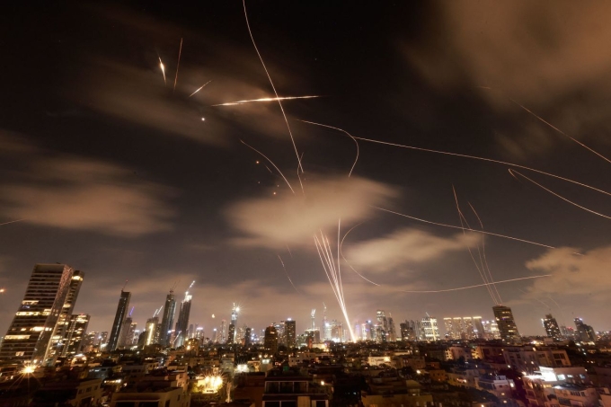 Hệ thống phòng không Israel đánh chặn tên lửa Iran trên bầu trời Tel Aviv.