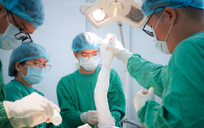 Bác sĩ thực hiện ghép da cho bệnh nhân.