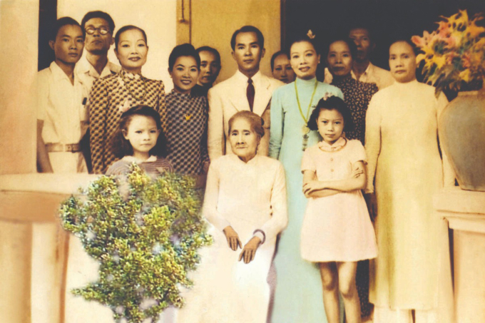 Gia tộc bên ngoại của Kim Cương. Hàng trước, từ phải qua: Kim Cương và bà ngoại. Hàng sau: nghệ sĩ Bảy Nam (thứ ba từ trái qua), Năm Phỉ (thứ ba từ phải qua). Ảnh: Tư liệu gia đình