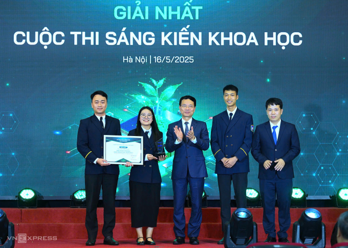 Bộ trưởng Khoa học và Công nghệ Nguyễn Mạnh Hùng trao giải nhất cho nhóm nhà khoa học không chuyên. Ảnh: Giang Huy