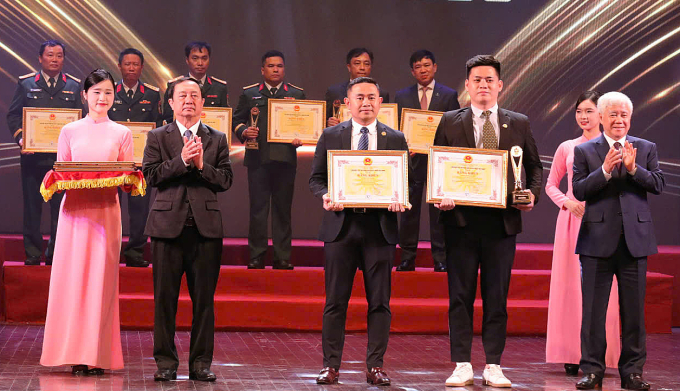 Các tác giả nhận giải nhất. Ảnh: Nguyễn Hòa