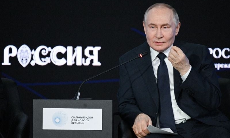 Khoảnh khắc Tổng thống Putin rời sự kiện để điện đàm với Tổng thống Mỹ