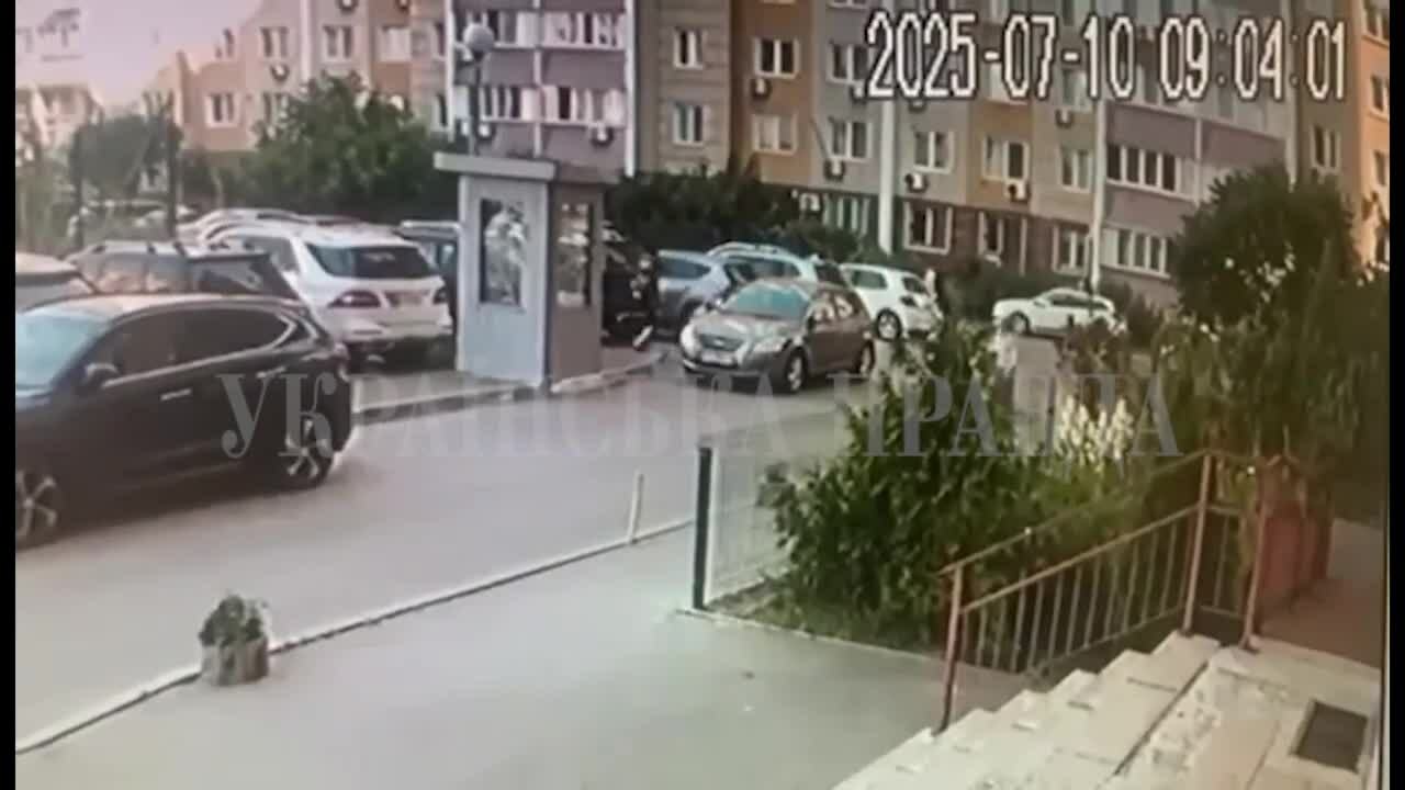 Giây phút sát thủ bắn chết đại tá tình báo Ukraine giữa bãi xe