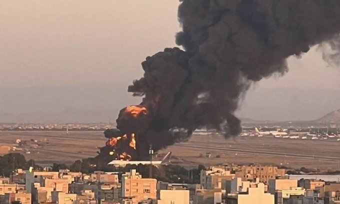 Khói đen bốc lên từ sân bay Mashhad, đông bắc Iran. Ảnh: CNN