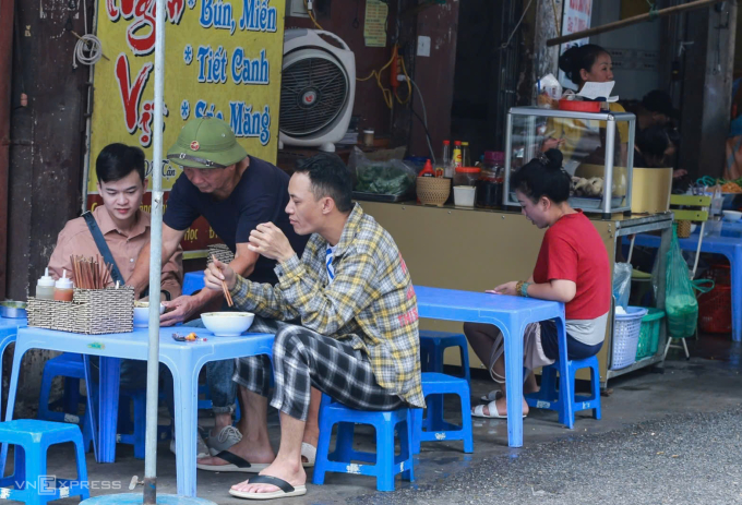 Quán ăn trên hè phố Hàng Chiếu, phường Hoàn Kiếm.