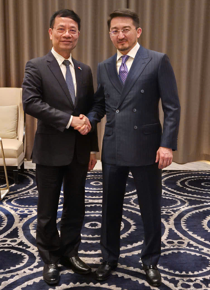 Bộ trưởng Nguyễn Mạnh Hùng (trái) và Bộ trưởng Madiyev Zhaslan tại buổi làm việc. Ảnh: HTQT