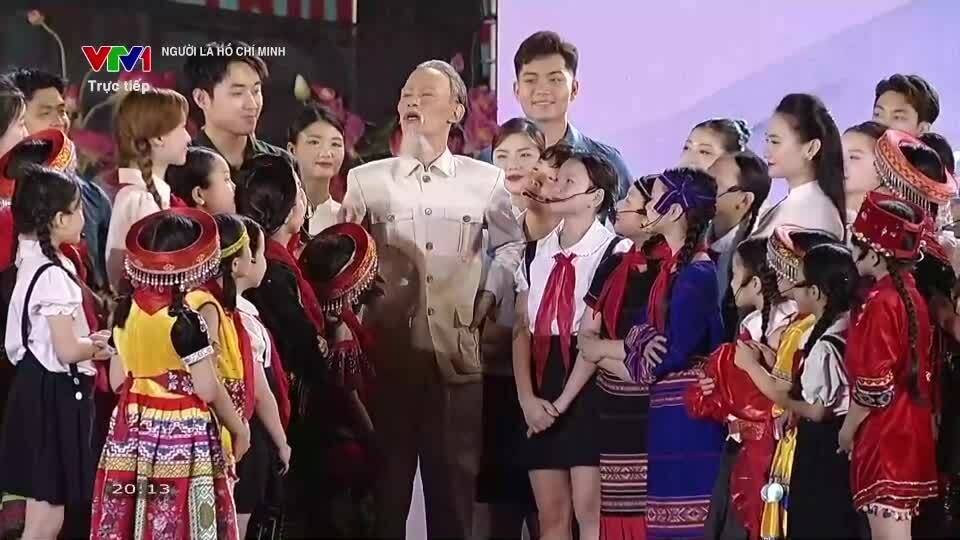 Hòa Minzy hát 'Đêm qua em mơ gặp Bác Hồ'