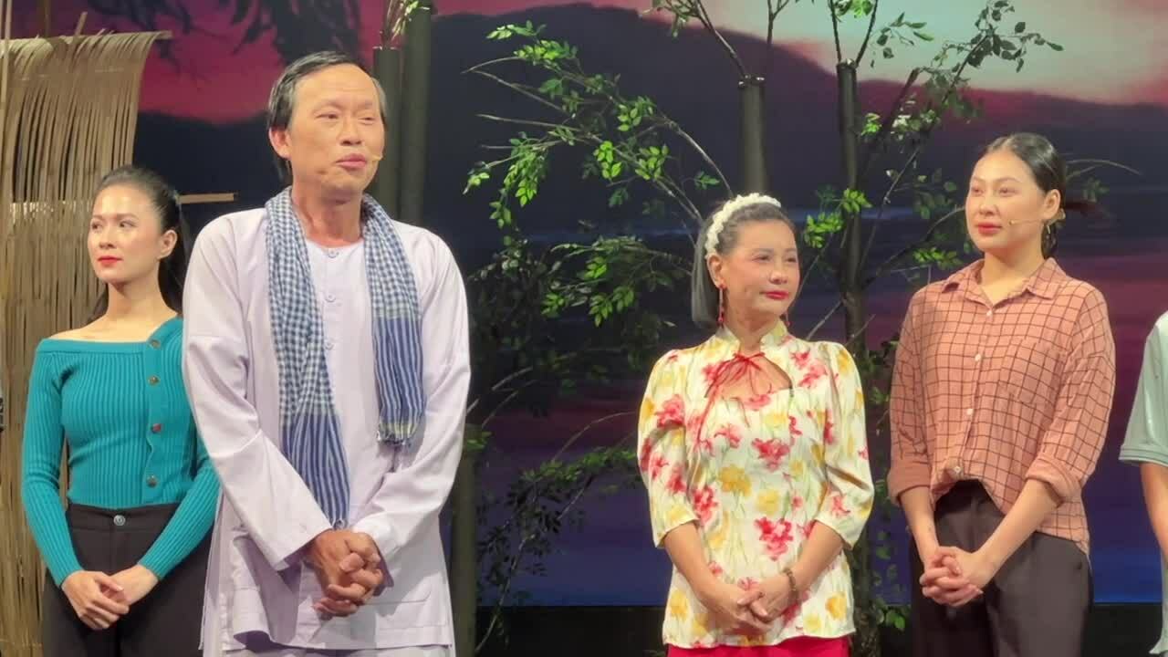 Hoài Linh cùng dàn diễn viên chào cảm ơn khán giả ở cuối vở