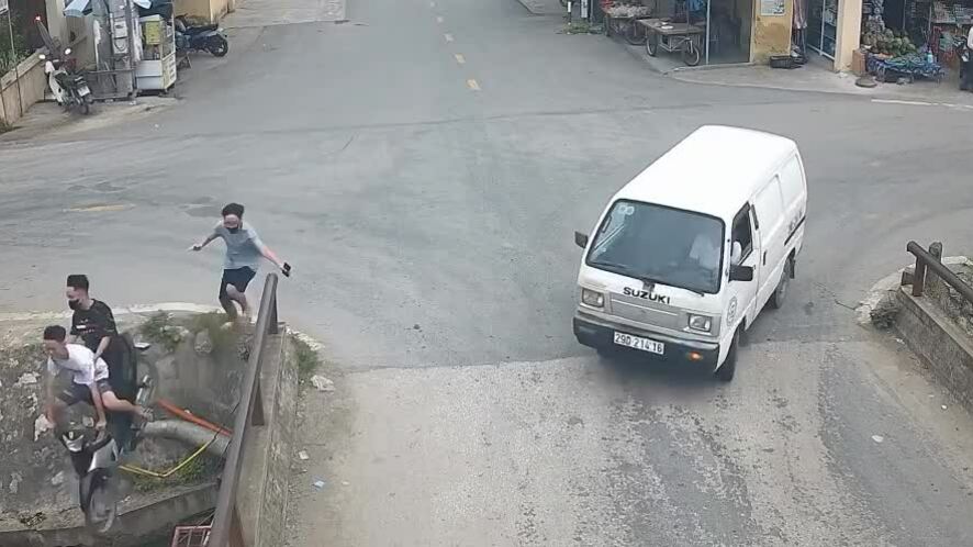 Học sinh lái xe máy lao xuống mương nước