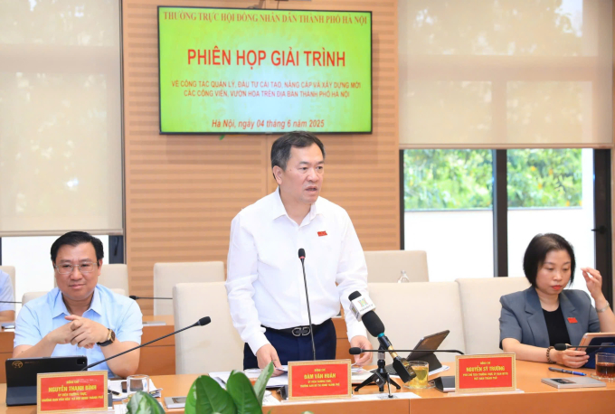 Ông Đàm Văn Huân Trưởng ban Đô thị chất vấn tại phiên giải trình sáng 4/6. Ảnh: Thanh Hải