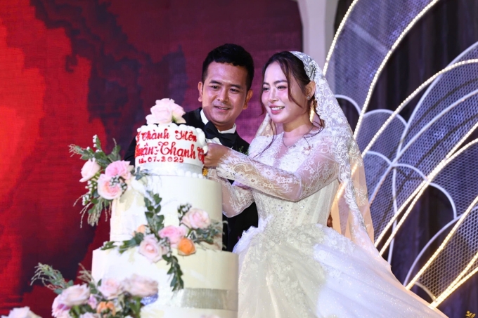 Vợ chồng Hùng Thuận gắn bó nhiều năm trước khi tiến tới hôn nhân. Ảnh: Quỳnh Trần