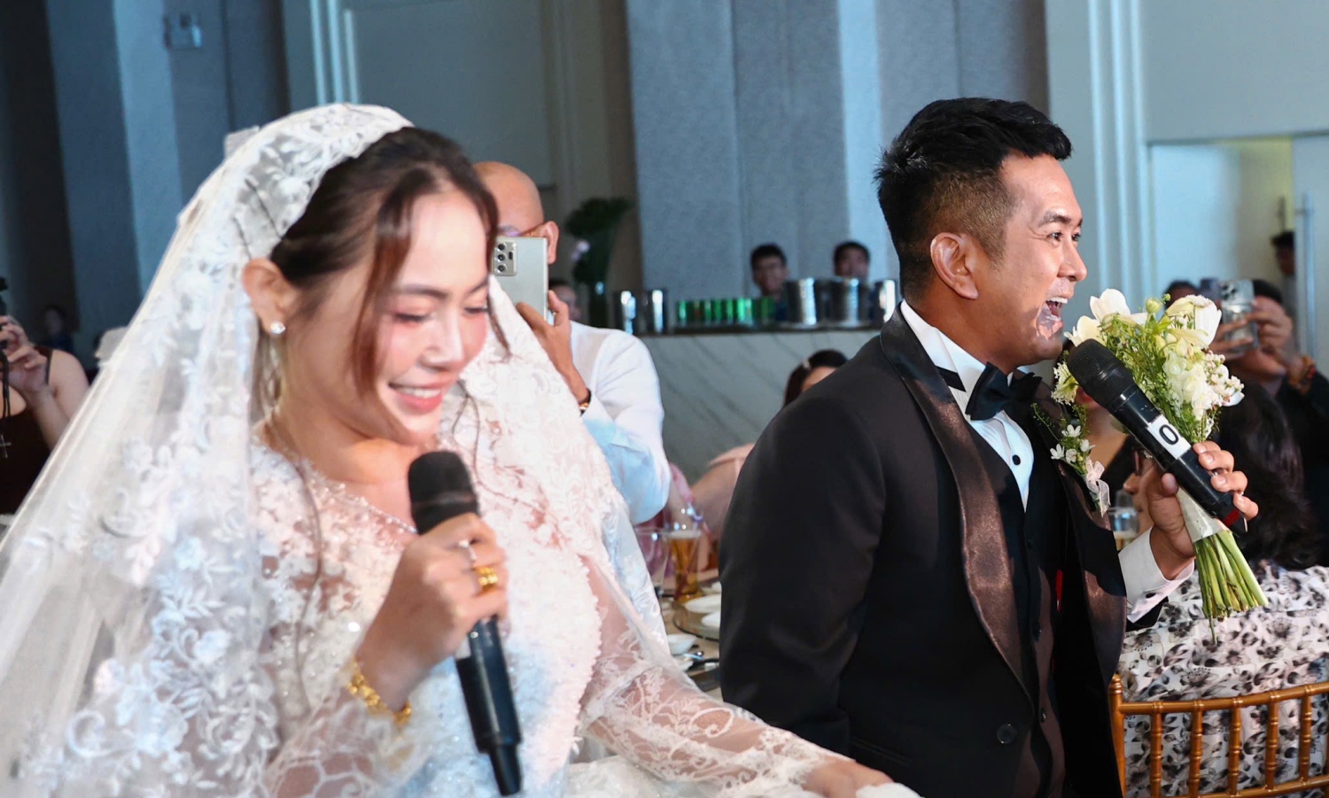 Hùng Thuận hát rap, dìu vợ tiến vào lễ đường ở tiệc cưới