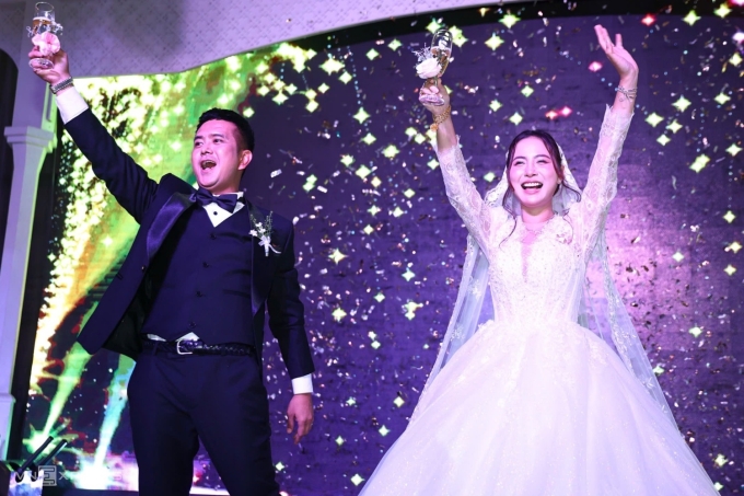 Hùng Thuận bên bà xã Thanh Tâm. Ảnh: Quỳnh Trần
