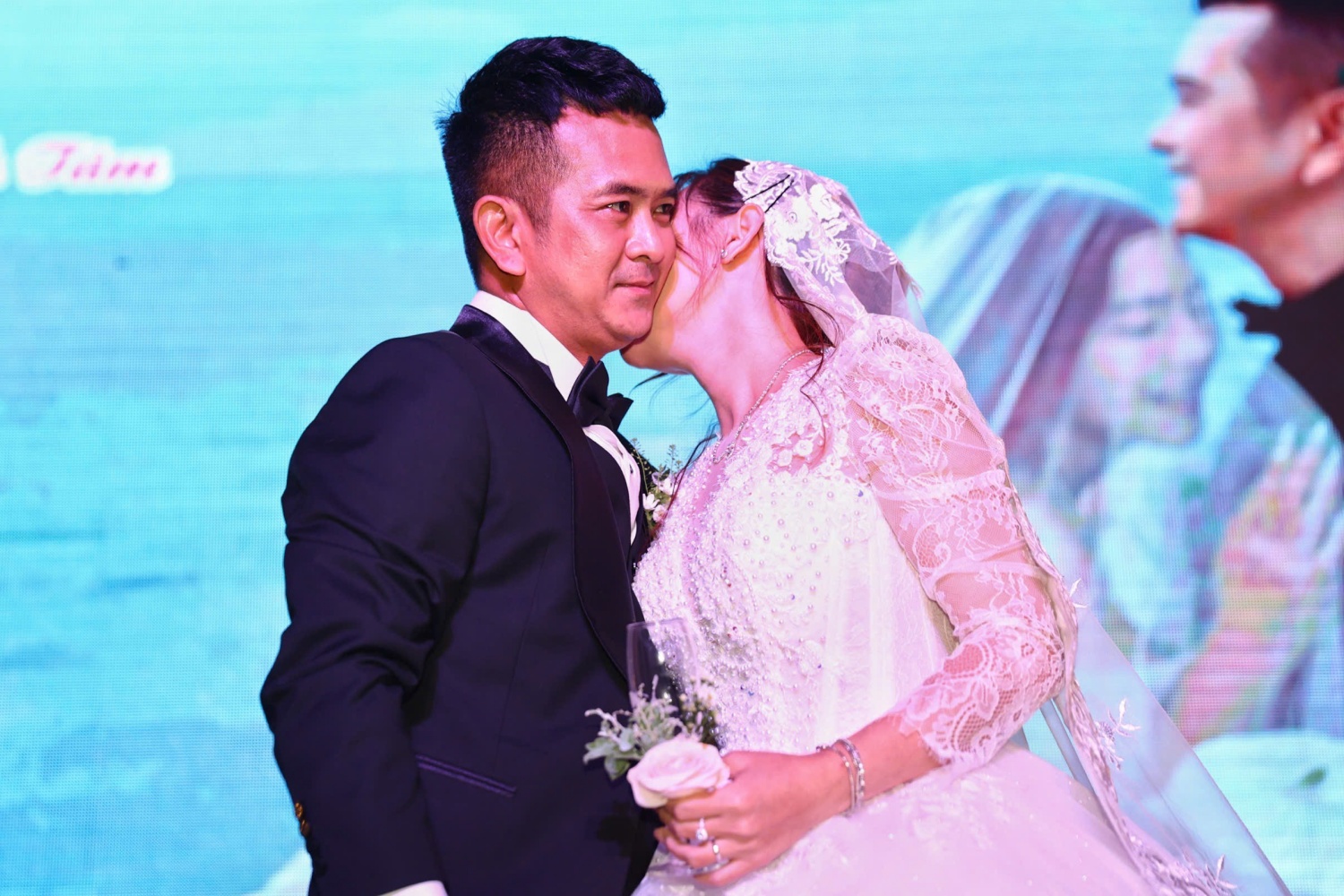 Hùng Thuận liên tục hôn vợ ở lễ cưới