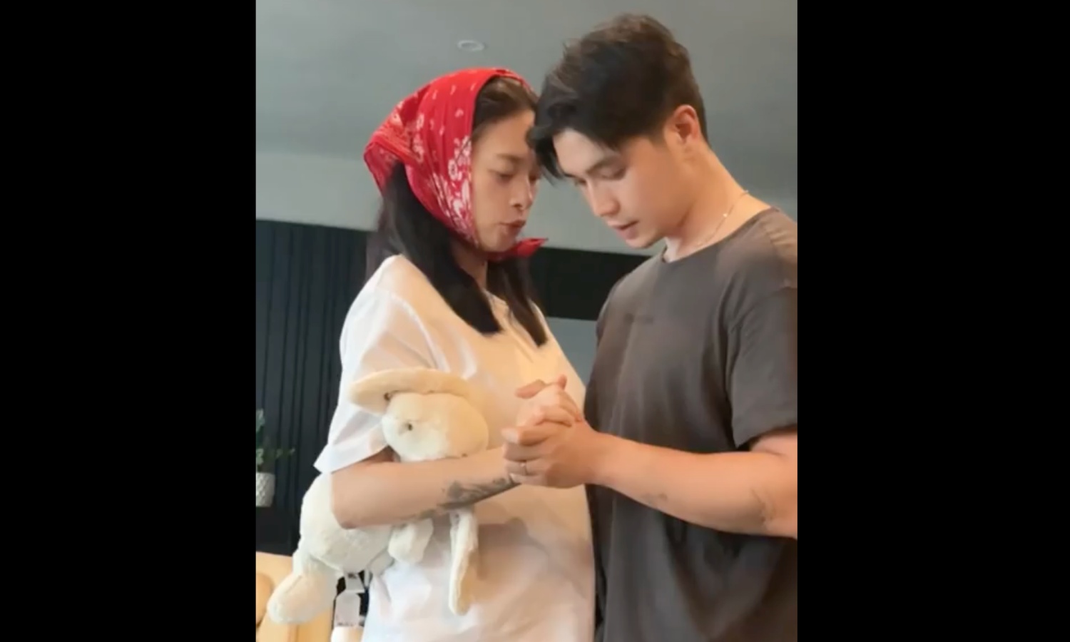 Huy Trần hướng dẫn Ngô Thanh Vân vận động nhẹ nhàng cuối thai kỳ.
