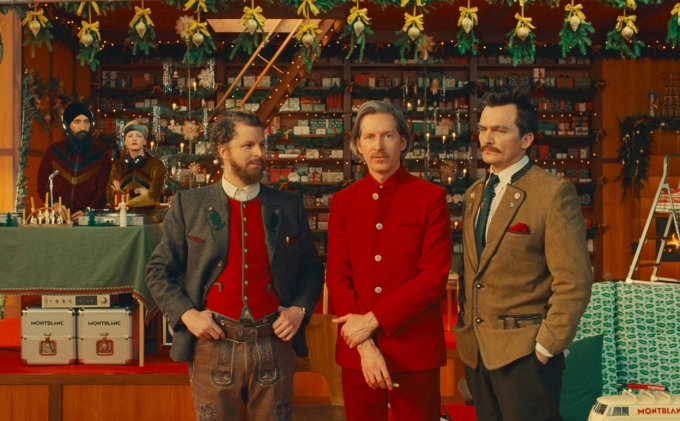 Đạo diễn Wes Anderson (giữa) lồng ghép yếu tố hài hước, thú vị trong phim cộng tác với Montblanc.