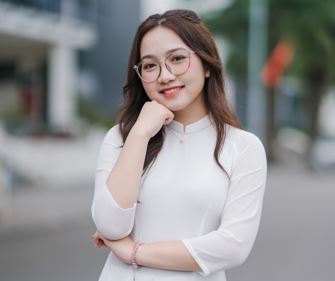 Tạ Như Quỳnh trong bộ ảnh kỷ yếu.