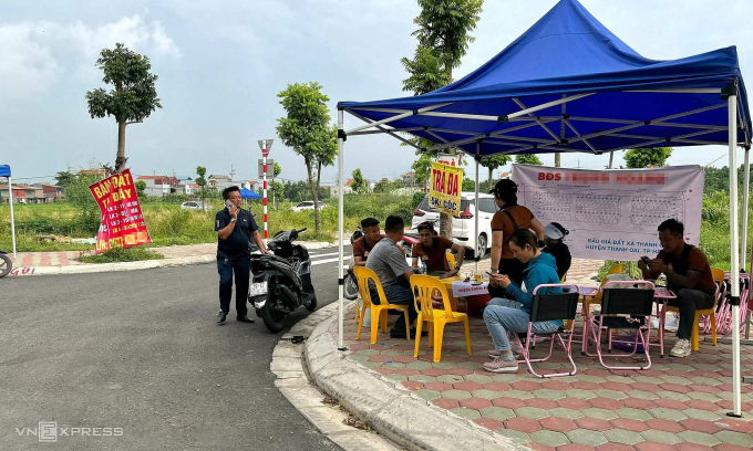 Một điểm giao dịch chuyên nhận ký gửi, bán chênh ở khu đất đấu huyện Thanh Oai. Ảnh: Ngọc Diễm