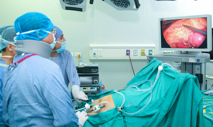 Các bác sĩ phẫu thuật cắt khối u cho bệnh nhân.
