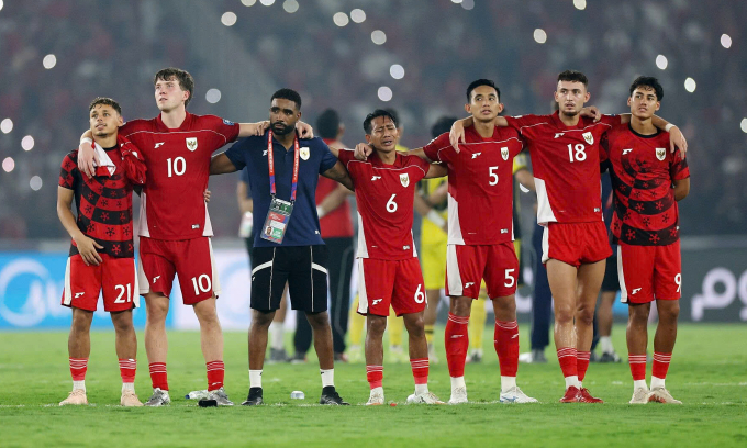 Các cầu thủ Indonesia trong trận đấu với Trung Quốc