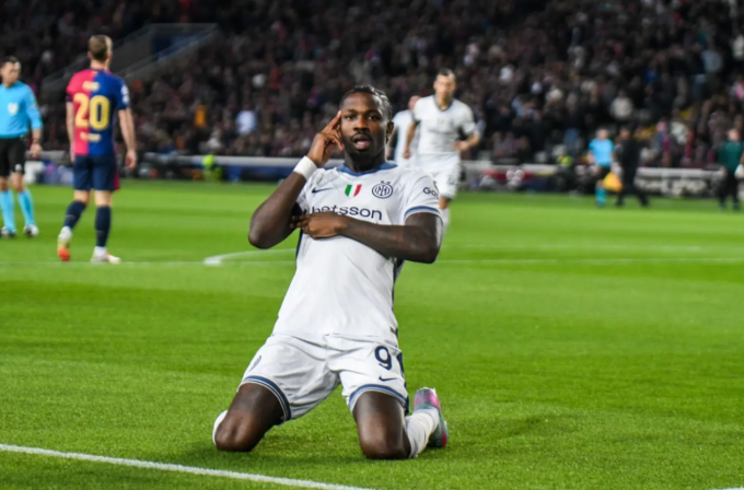 Marcus Thuram trượt cỏ mừng bàn mở tỷ số trong trận Inter hòa Barca 3-3 trên sân Montjuic, Barcelona, Tây Ban Nha ngày 30/4. Ảnh: So Foot