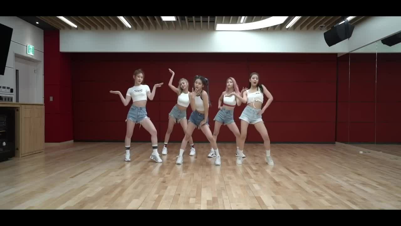 ITZY nhảy bài 'It'z Summer'