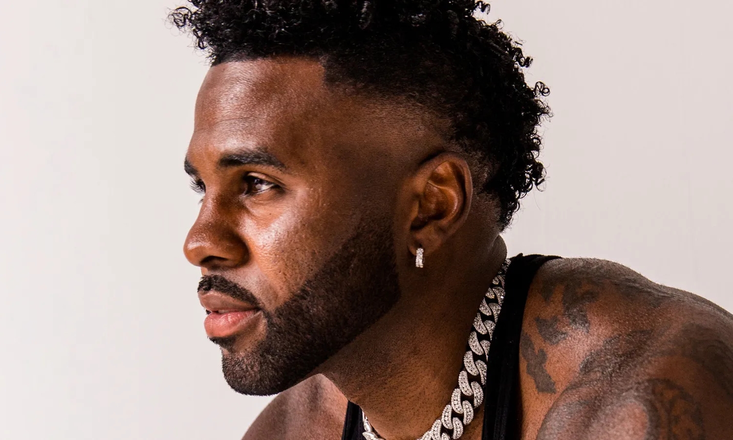 Jason Derulo hát 'Savage Love'.
