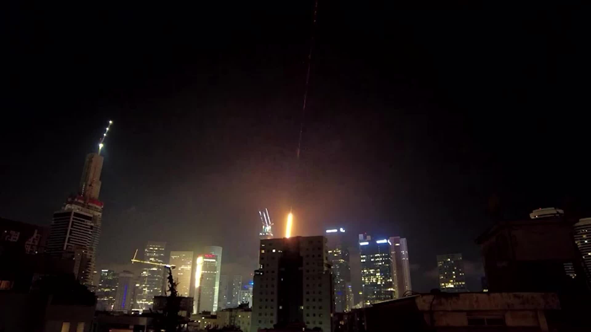 Khoảnh khắc tên lửa Iran lao xuống Tel Aviv
