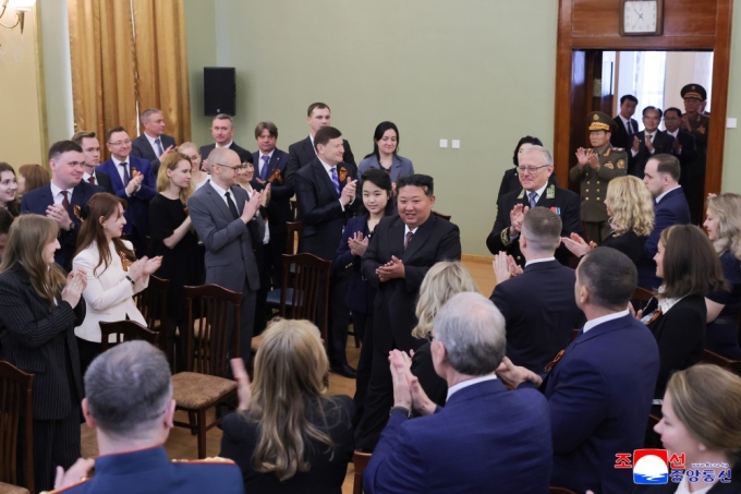 Lãnh đạo Triều Tiên Kim Jong-un và con gái trong chuyến thăm đại sứ quán Nga ở Bình Nhưỡng ngày 9/5.