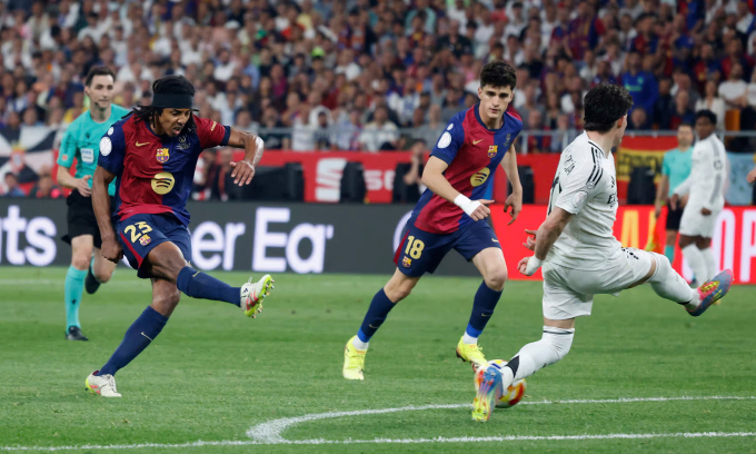 Kounde (trái) sút xa ấn định tỷ số 3-2 cho Barca trước Real trên sân La Cartuja, thành phố Seville, xứ Andalusia, Tây Ban Nha, chung kết Cup Nhà vua sáng sớm 27/4/2025. Ảnh: Reuters
