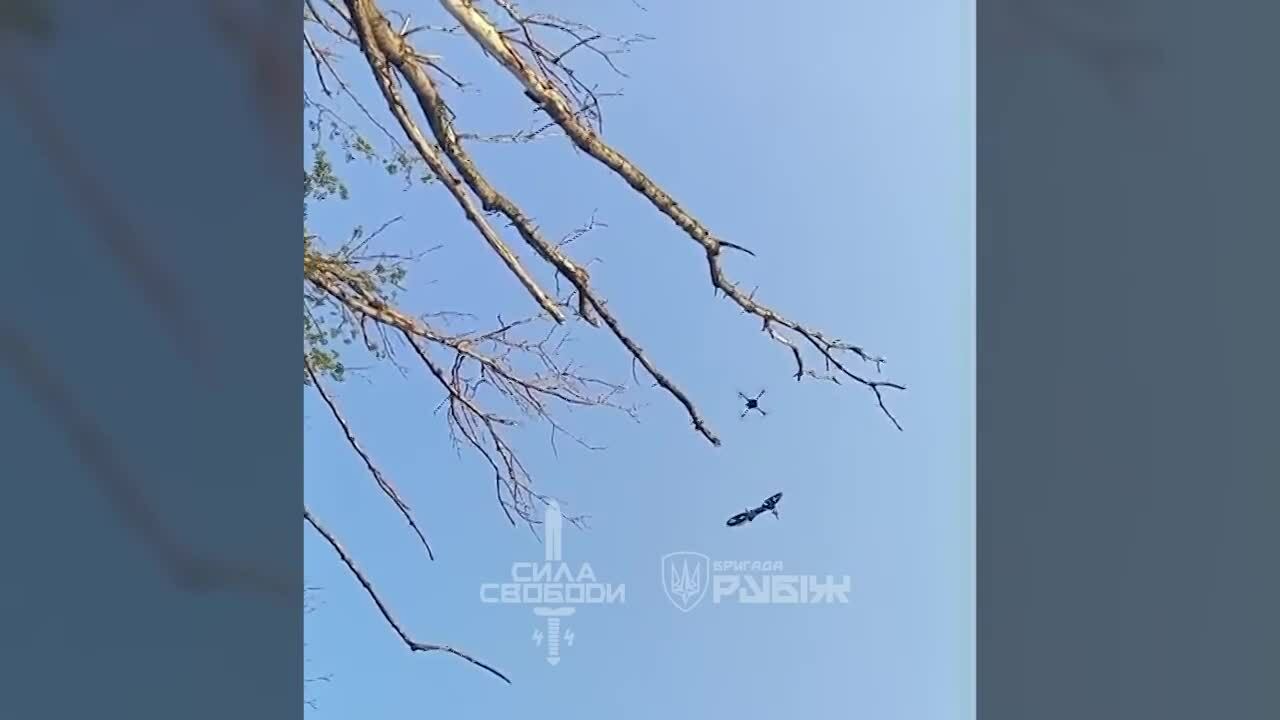 Lính Ukraine dùng drone thả xe điện giúp đồng đội thoát vây