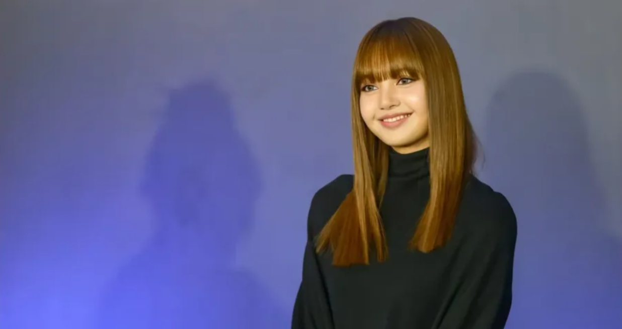 Lisa diện áo hở lưng