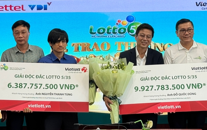 Hai người trúng giải lớn tại buổi lễ nhận thưởng.