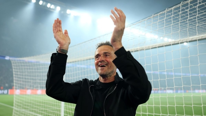 HLV Enrique ăn mừng với các CĐV PSG, sau trận thắng Arsenal 2-1 ở lượt về bán kết Champions League trên sân Parc des Princes, Paris, Pháp ngày 7/5. Ảnh: Reuters