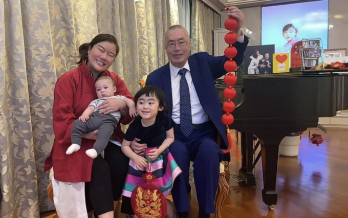 Ông Lưu Thi Côn - Tôn Dĩnh bên hai con.