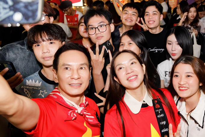 Vợ chồng Lý Hải - Minh Hà giao lưu cùng khán giả dịp 30/4 khi đi cine-tour Lật mặt 8 ở TP HCM.