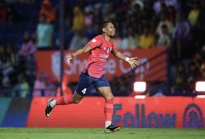 Cao Quang Vinh Pendant ăn mừng sau khi mở tỷ số cho Công an Hà Nội trong trận hòa hòa Buriram United 3-3 sau 120 phút, rồi thua luân lưu 2-3 tại lượt về chung kết Cup CLB Đông Nam Á 2024-2025, trên sân Buriram, Thái Lan ngày 21/5/2025. Ảnh: AFF