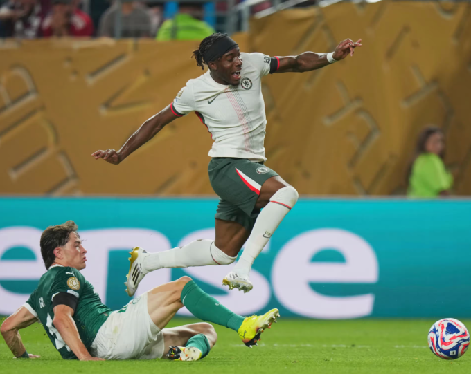 Noni Madueke (áo trắng) trong trận đấu với Palmeiras