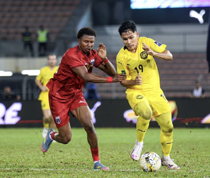 Malaysia (áo vàng) hòa Cape Verde (áo đỏ) 1-1 ở trận giao hữu tại sân Kuala Lumpur, Malaysia tối 29/5/2025.