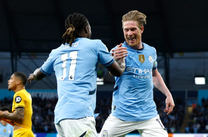 Rồi ăn mừng cùng Jeremy Doku trong trận Man City thắng Wolves 1-0 ở vòng 35 Ngoại hạng Anh trên sân Etihad, Manchester, Anh ngày 2/5. Ảnh: Reuters