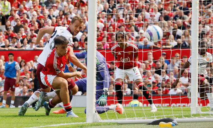 Tình huống Tomas Soucek (trái) mở tỷ số cho West Ham. Ảnh: Reuters