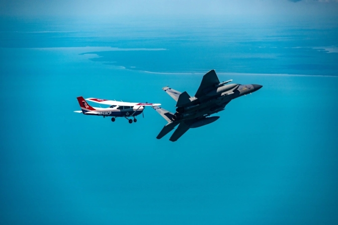 Tiêm kích F-15 (phải) của Mỹ chặn máy bay dân sự vi phạm lệnh hạn chế gần căn cứ không quân Homestead, Florida ngày 26/3. Ảnh: NORAD