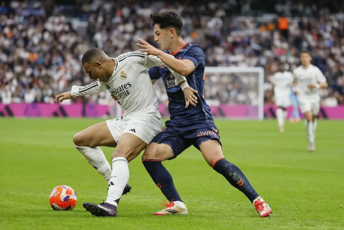 Mbappe bảo vệ bóng trước trung vệ đối phương.