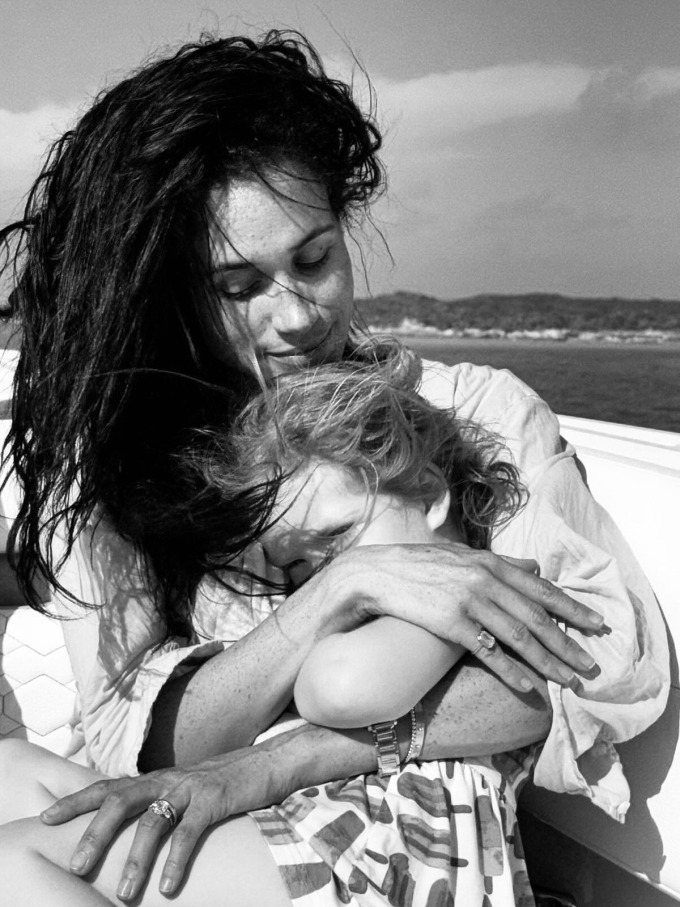 Nữ công tước xứ Sussex và bé Lilibet trong bộ ảnh trắng đen dịp sinh nhật con. Ảnh: Instagram/ Meghan Markle